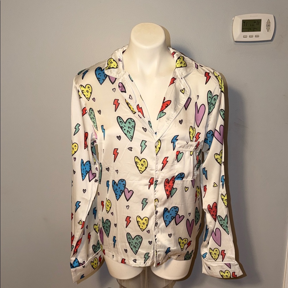 Lola & The Boys Ladies Rainbow Cheetah Heart Pajama Top.
NWT. Medium. White.